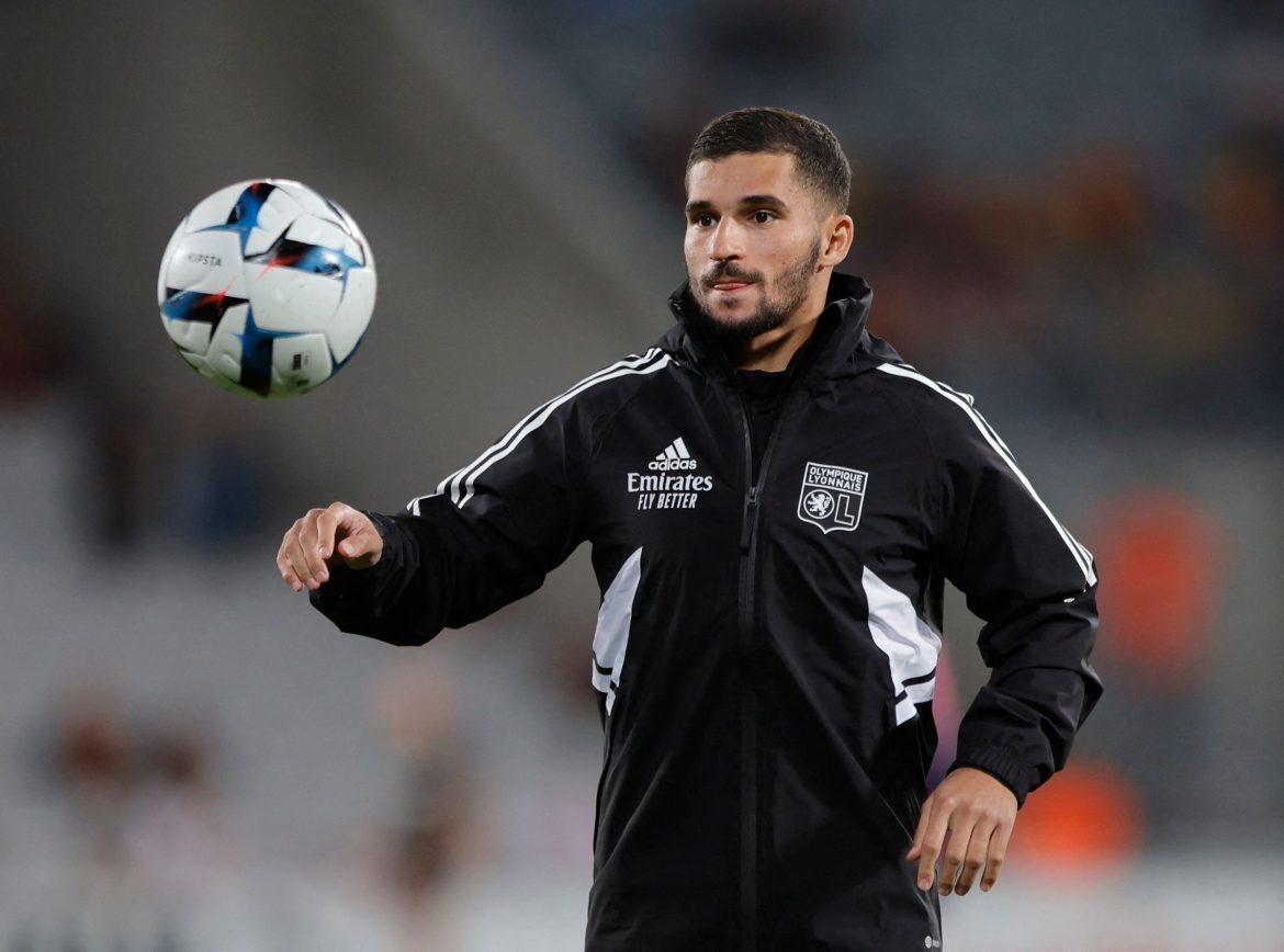 Man United hold Aouar "discussions"